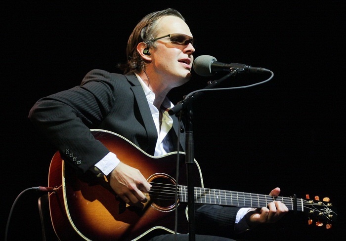 joe-bonamassa-performing-01_700.jpg