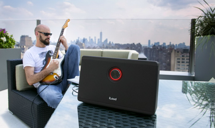 iloud_playing_guitar_resize.jpg