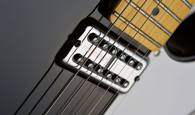 squier-cabronita-bigsby-pickups-630-80.jpg
