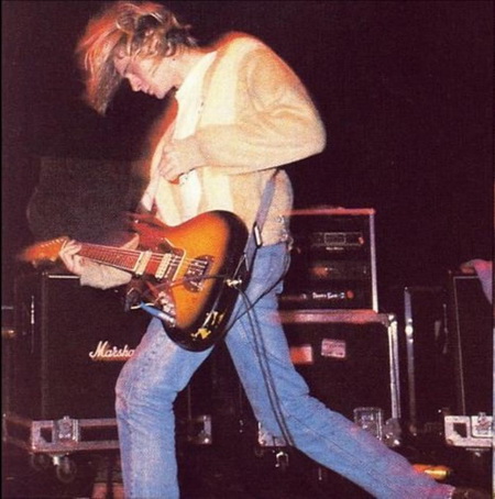164074-kurt-cobain-playing-his-fender-jaguar_400.jpg