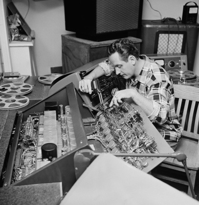 les_paul_tinkering.jpg