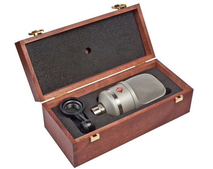 Neumann_TLM107_in_wooden box_700.jpg
