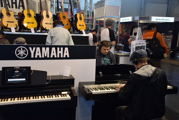 DSC_1874_yamaha zong_accguit 700x.jpg