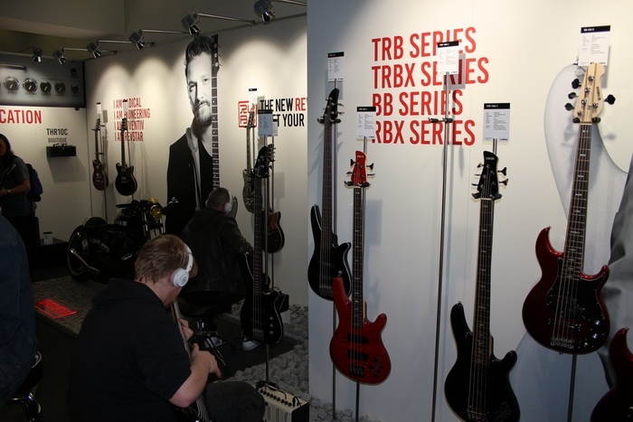 B Yamaha Bass gitarok_700.jpg