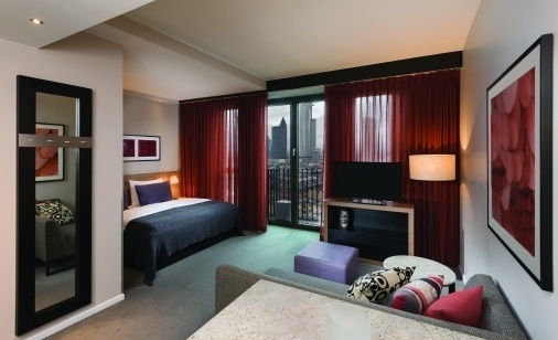 761_adina-apartment-hotel-frankfurt-neue-oper-studio-room-bedroom-lounge-room-2017.jpg