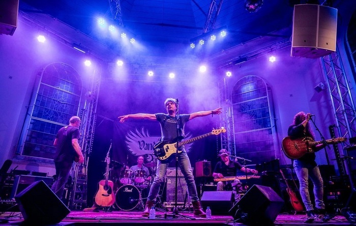 vanderlinde_live_2_700x.jpg