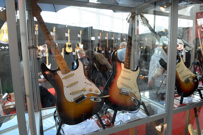 TheWorldOfVintageGuitars_(c)_PietroSutera_700.jpg