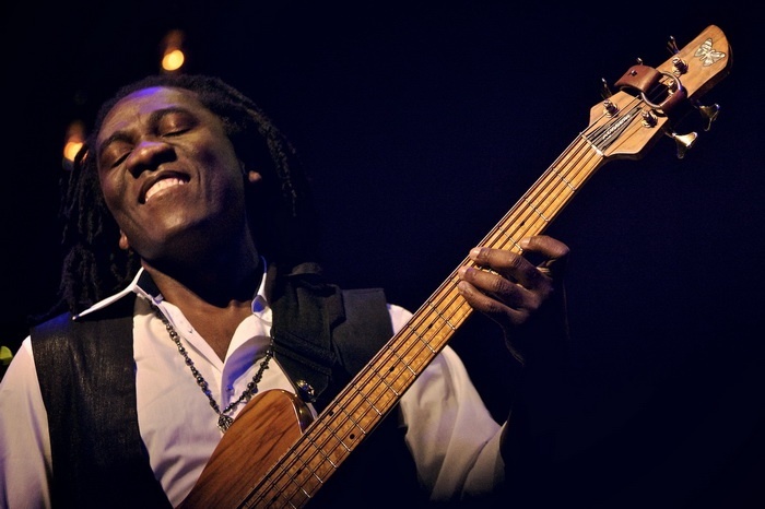 richard_bona_live_4_700x.jpg
