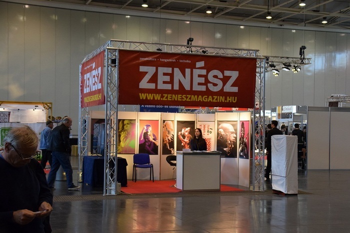 ZeMaStand0122_700x.jpg
