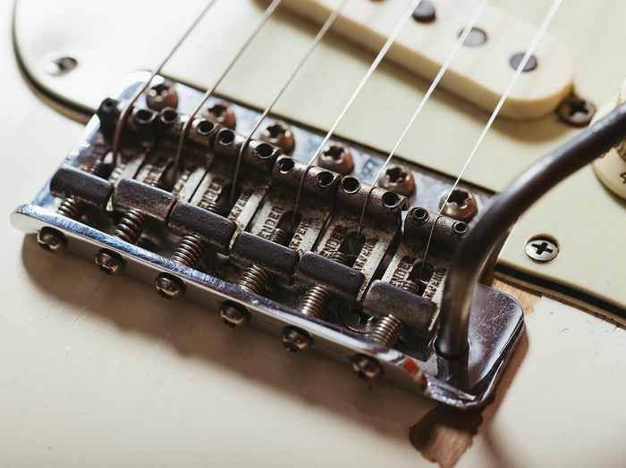 fender-jimi-hendrix-63-bridge-tremolo 700x.jpg