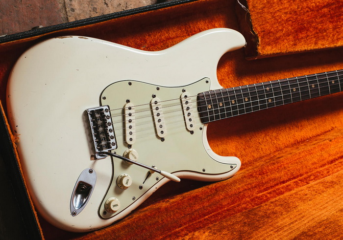 fender-jimi-hendrix-63-close-up 700x.jpg