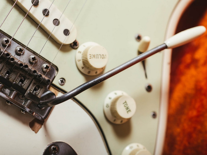 fender-jimi-hendrix-63-tremolo 700x.jpg