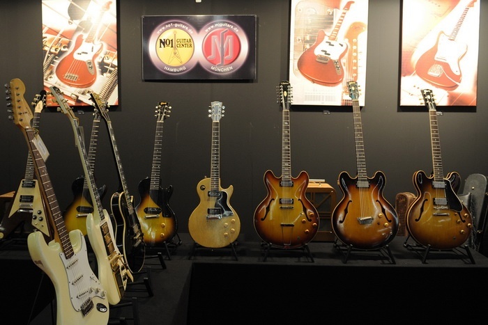 TheWorldOfVintageGuitar_700x.jpg