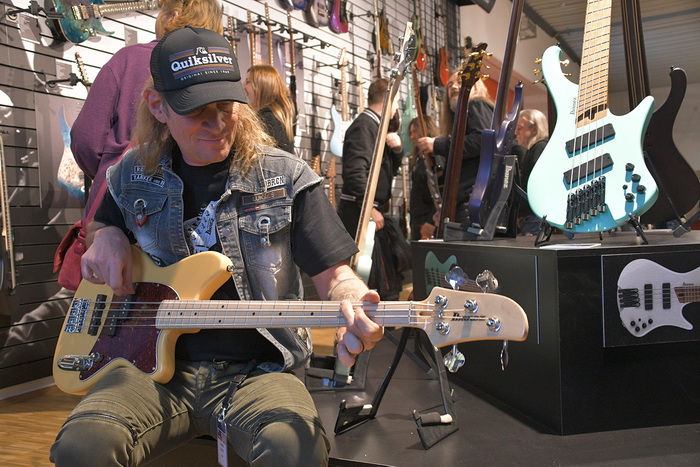 LukĂĄcs Laci egy Ibanez basszussal_700x.jpg
