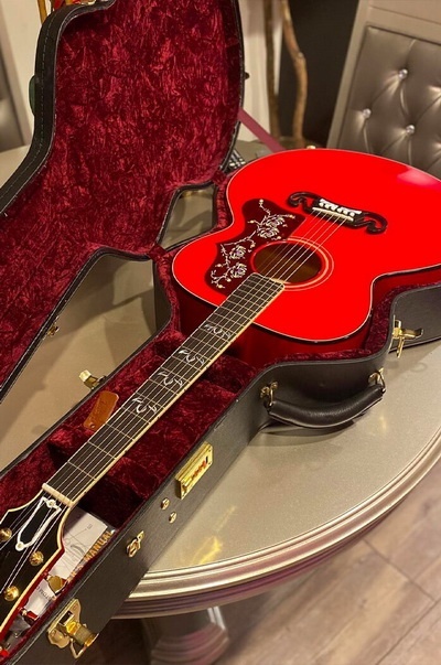 Orianthi-acoustic-gibson 400x.jpg