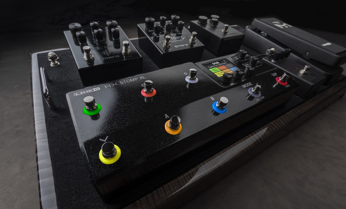 HXStompXLPedalboardCloseup4 700.jpg