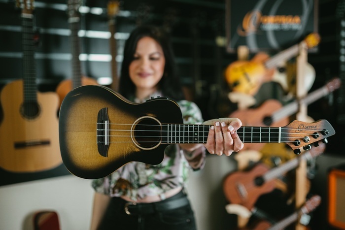 anna-ukulele-08473 700x.jpg