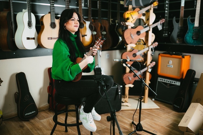anna-ukulele-08292 700x.jpg