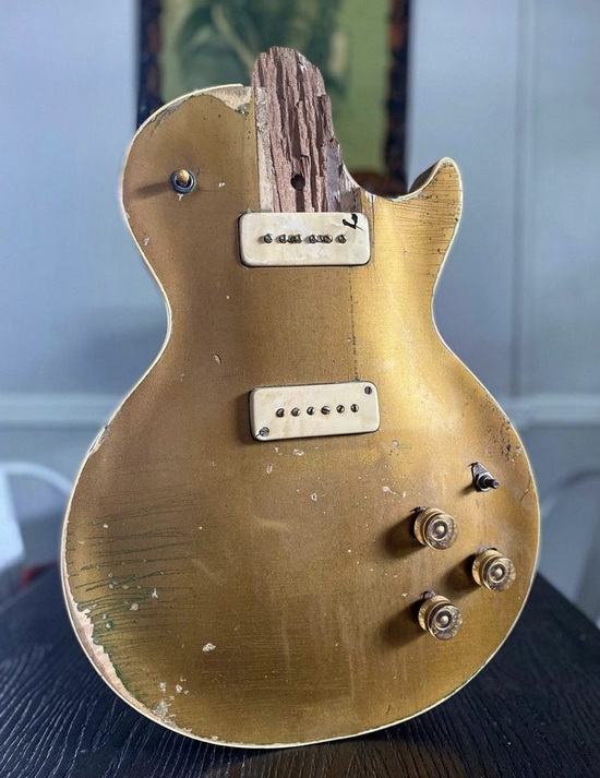 dorothy the tornado damaged gibson 550x