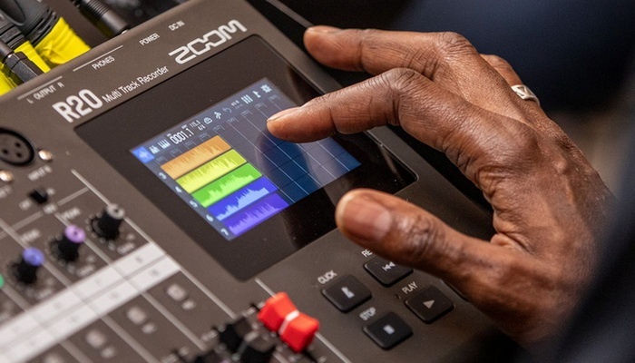 touchscreen inset 700x