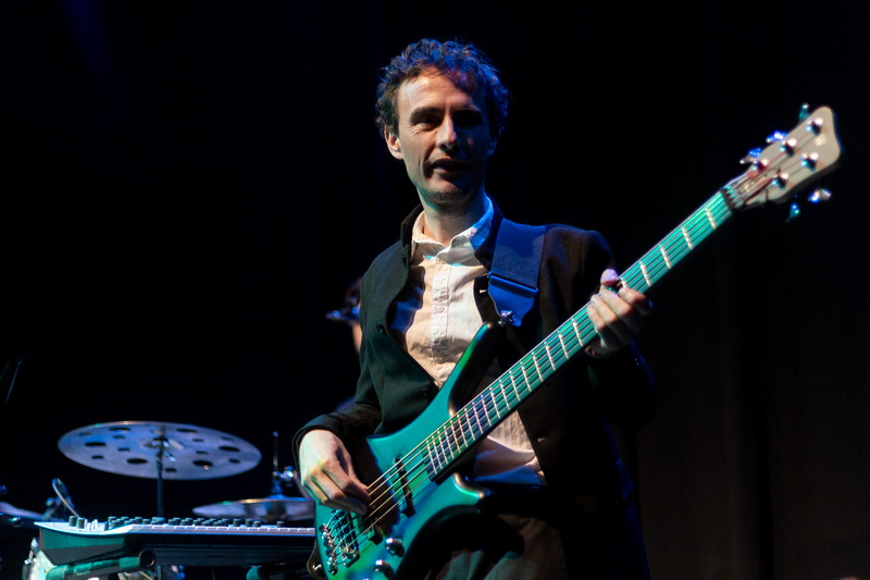 Bass 800x