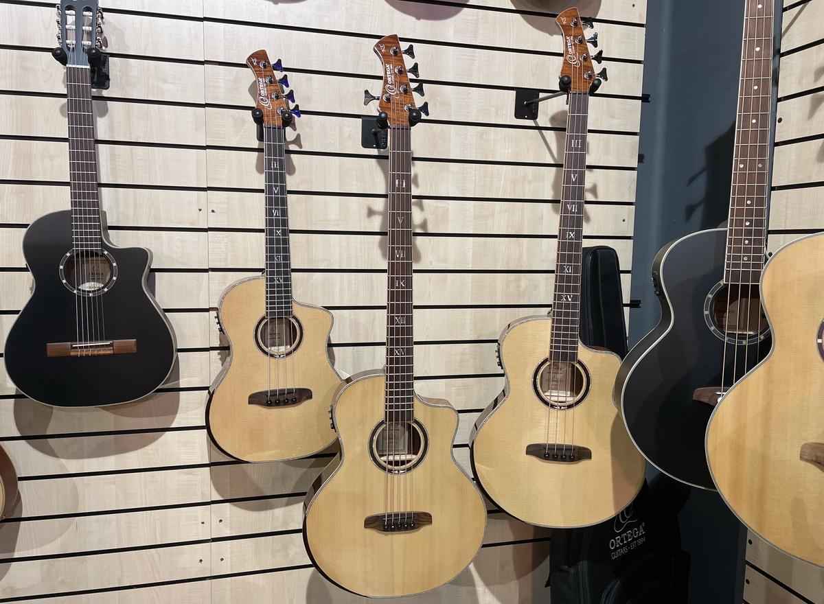 Ortega RCE125SBK34 Ortega Ken Taylor signature acoustic bass 1200x
