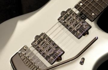 DiMarzio logóval díszített pickup-borítást tervezett John Petrucci Majesty gitárjához