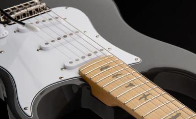 Megjelent a juharfa fogólapos PRS SE Silver Sky Maple gitár